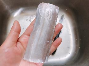 我选用的冷冻带鱼中段，提前化冻后刮去外皮银色的部分