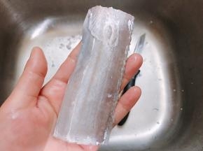 我选用的冷冻带鱼中段，提前化冻后刮去外皮银色的部分