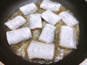 锅里加入稍多的植物油，油温7成热时放入裹好干粉的带鱼段