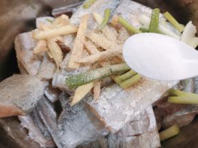 加入白胡椒粉和盐，抓匀后腌制30分钟入味