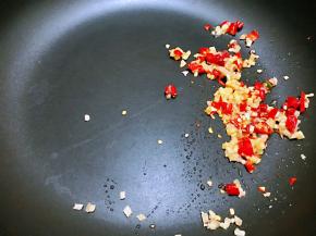 锅里加入少许油，油热后加入姜末和小米辣爆香