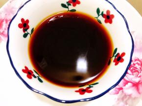 现在我们调一个糖醋汁，碗里加入1勺料酒，2勺酱油，3勺白糖，4勺醋，5勺清水拌匀