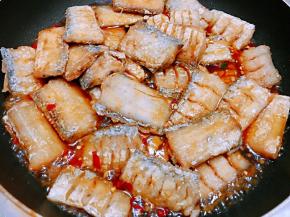 倒入煎好的带鱼段焖煮5分钟