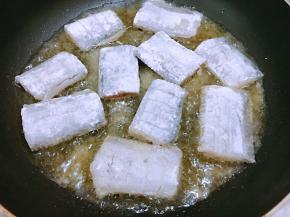 锅里加入稍多的植物油，油7成热放入带鱼段