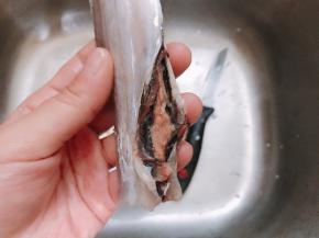 舟山带鱼中段处理干净内脏后洗净沥干