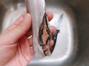 舟山带鱼中段处理干净内脏后洗净沥干