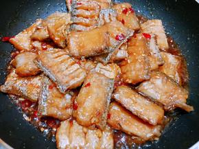 等汤汁收浓后即可关火撒上葱花