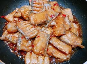 等汤汁收浓后即可关火撒上葱花