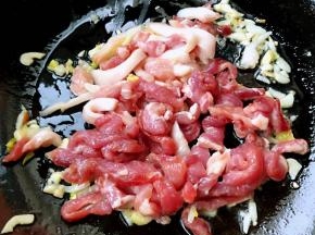 放入切好的猪肉大火炒至变色