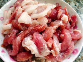 猪肉切成细丝