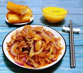 鲜美可口的洋葱炒肉装入盘中就大功告成了