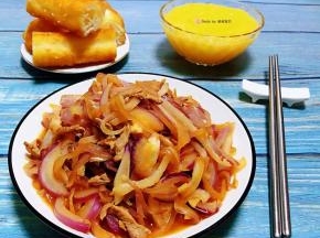 鲜美可口的洋葱炒肉装入盘中就大功告成了