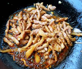 放入一品鲜酱油炒至入味