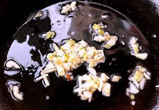 锅中倒入底油加热放入姜蒜爆香