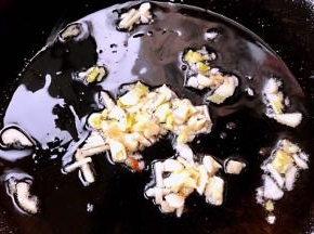 锅中倒入底油加热放入姜蒜爆香