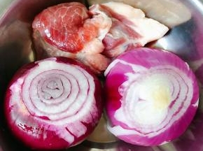 准备原材料洋葱去皮洗净和新鲜猪肉