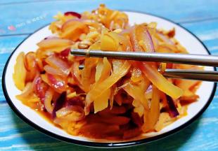 洋葱入口脆嫩香甜混搭着猪肉的浓香让人回味无穷