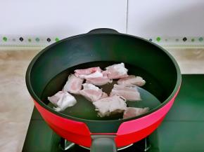排骨焯水，冷水下锅烧开煮2分钟捞出温水冲洗干净。