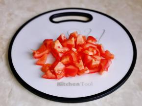 番茄洗净去根切小块。