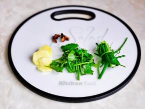 小葱卷起来，香菜切段，姜去皮切片。