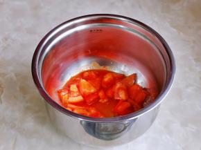 首先把番茄炒出汤汁倒入饭煲的“做菜”内胆中。