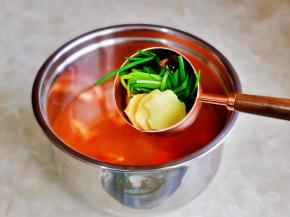 加入准备好的香料。