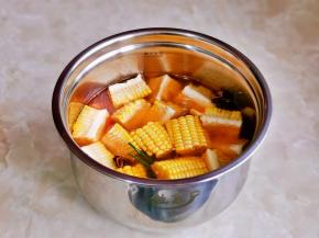 加入切好的玉米段。