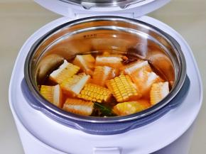 内胆放入电饭煲中。