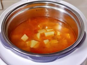 加入切好的土豆，再启动煲汤10分钟就可以啦！