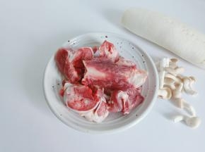 新鲜的筒骨切段备用。