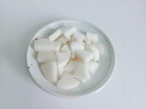 萝卜削皮对半切开再切小方块。