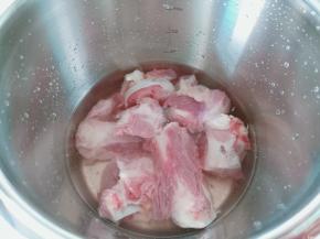 筒骨放入锅里，加料酒一勺、生姜三片。