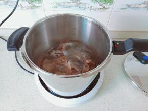 开大火将筒骨焯水二分钟。