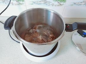 开大火将筒骨焯水二分钟。