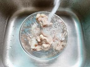 焯水过后的筒骨记得清洗去表面的浮沫。