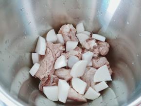 把筒骨、萝卜、秀珍菇一起放入锅里。