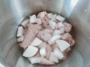 加入适量的清水。