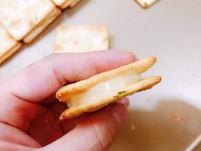 再盖上一片饼干合起来