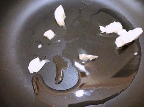 平底锅里加入黄油（我混合了一点椰子油）