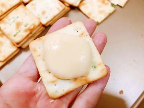 用勺子挖一勺铺在饼干上