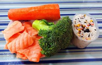 准备原材料多谷米、三文鱼、西兰花、胡萝卜