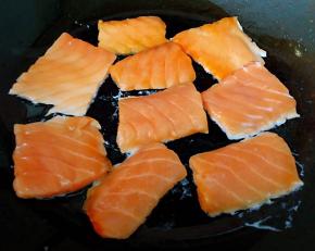 高倒入底油依次摆上三文鱼中小火煎至变色