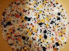 多谷米装入容器中看着就感觉非常有食欲