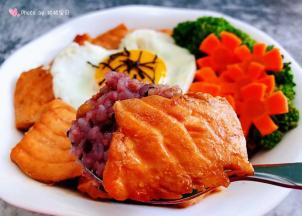 多谷米入口香浓软糯混搭着三文鱼鲜美可口让人回味无穷