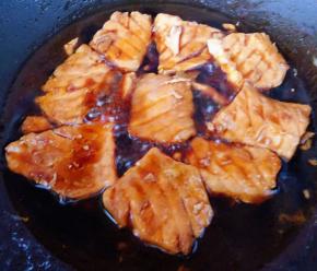 放入调味料一品鲜酱油、蚝油、糖煎至入味