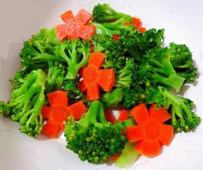 西兰花掰成小朵胡萝卜切成花朵在开水中焯水后立即放入冷水中过凉沥干水份