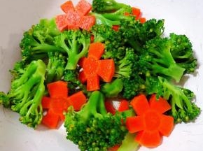 西兰花掰成小朵胡萝卜切成花朵在开水中焯水后立即放入冷水中过凉沥干水份