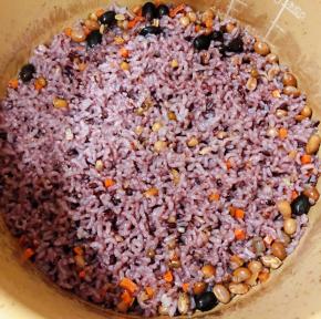 煮好的米饭打开锅盖一瞬间满屋飘香好诱人