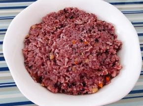 煮好的米饭装入容器中备用