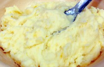 将所有的调味料拌匀完全入味